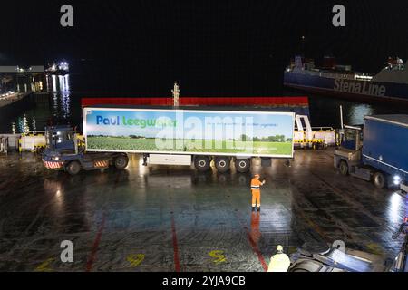 Paul Leegwater importiert Obst aus Holland nach Großbritannien, wobei der Frachtcontainer auf der Fähre der Stena Line Britannica im Hafen von harwich, Essex, UK, 2024 positioniert wird Stockfoto