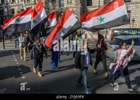 London, Großbritannien. Oktober 2018. Demonstranten gehen auf den Parlamentsplatz mit Fahnen der Al Ahwaz Liberation Organisation (ALO), die 1920 von Al Ahwaz angenommen wurde, und protestierten lautstark vor den Parlamentsgebäuden und forderten den Iran auf, die Unterdrückung ihres Volkes zu beenden und ihr Land zu verlassen. Al Ahwaz, die nördliche Seite des Persischen Golfs, stand bis 1925 unter britischer Kontrolle, wobei die Bevölkerung eine beträchtliche Autonomie als Arabistan genoss. Das Emirat wurde vom persischen Regime nach einer Rebellion im Jahr 1924 aufgelöst, das Gebiet wurde von persischen Truppen besetzt und ein Prozess der Persianisati Stockfoto