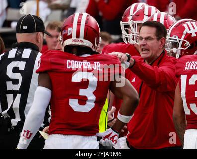 Bloomington, Usa. November 2024. Indiana University Coach Curt Cignetti trainiert gegen Michigan während eines NCAA-Fußballspiels in Bloomington, Ind Indiana schlug Michigan mit 20:15. (Foto: Jeremy Hogan/SOPA Images/SIPA USA) Credit: SIPA USA/Alamy Live News Stockfoto