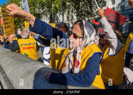 London, Großbritannien. Oktober 2018. Hinter dem Banner "Demokratie im Iran mit Maryam Rajavi" protestierten die iranischen Volksmudschaheddin gegen das repressive gegenwärtige Regime im Iran, mit einem Gibbet und drei Frauen in einer Gefängniszelle, die die Herrschaft des Terrors dort illustrieren und ein Ende der Hinrichtungen dort forderten. Plakate erinnerten uns daran, dass das iranische Regime der Weltrekordhalter für Hinrichtungen ist. Rajavi, der Vorsitzende der PMOI, hat ein 10-Punkte-Manifest veröffentlicht, in dem ein modernes Rechtssystem, die Gleichstellung der Geschlechter und die politischen und sozialen Rechte im Iran gefordert werden Stockfoto