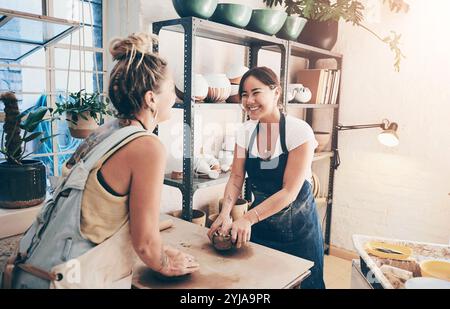 Töpferei, Teamarbeit und Ton mit Frauen in Werkstatt für Partnerschaft, Kleinunternehmen und Kreativität. Skulptur, Produktion und Kunstprozess mit Menschen Stockfoto