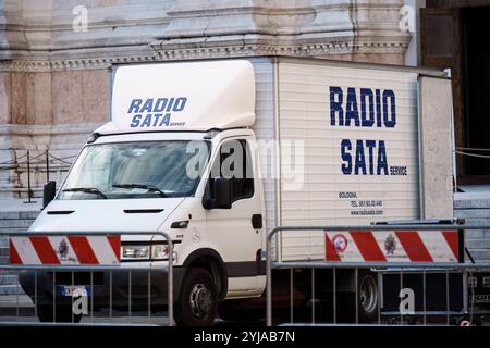 Bologna, Italien. 6. Oktober 2024: Radio SATA Service Van parkt auf der Piazza Maggiore Stockfoto