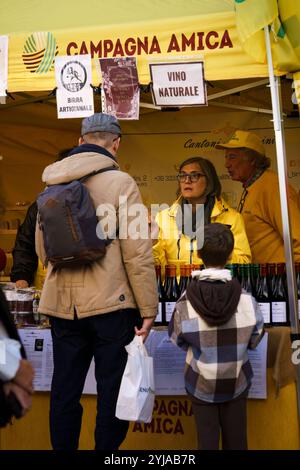 bologna, Italien. 6. Oktober 2024 – Besucher treffen auf dem Campagna Amica Farmers Market mit einem Händler Stockfoto