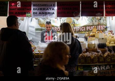 Bologna, Italien. 6. Oktober 2024 – Anbieter präsentiert lokale Käse- und Oliven auf dem Markt Stockfoto