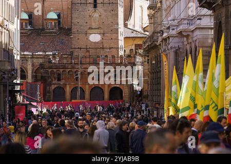 bologna, Italien. 6. Oktober 2024 - große Menschenmenge auf der Via Rizzoli Straße während des Campagna Amica Bauernmarktes Stockfoto