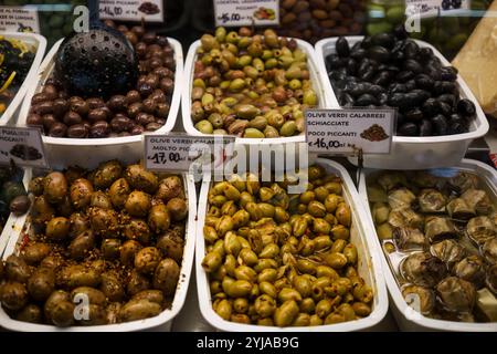 Bologna, Italien. 8. Oktober 2024 - Eine Vielzahl von aromatischen Oliven wird auf einem Markt in Tabletts präsentiert Stockfoto