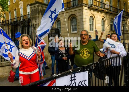 London, Großbritannien. Juni 2018. Eine kleine Gruppe von Zionisten lehnt den Protest in der Downing St am Nationalfeiertag der Solidaritätsaktionen für den Großen Rückkehrmarsch in Palästina ab, ruft aus kurzer Entfernung Beleidigungen und verteidigt die Erschießung unbewaffneter Palästinenser durch israelische Streitkräfte. Der Protest drängte die Regierung, die Waffenlieferungen an Israel einzustellen, und unterstützte die Rechte der Palästinenser, in ihre ehemaligen Familienhäuser zurückzukehren, die die Menschen vor siebzig Jahren im Nakba von 1948 bei der Gründung des Staates Israel verlassen mussten. Stockfoto