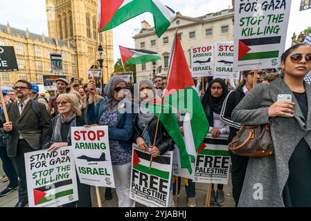 London, Großbritannien. Juni 2018. Demonstranten bei einer Kundgebung im Alten Palasthof gegenüber den Häusern des Parlaments am Nationaltag der Solidaritätsaktionen für den Großen Rückkehrmarsch in Palästina rufen zur Freiheit Palästinas und zur Beendigung der Erschießung von Palästinensern durch israelische Streitkräfte auf. Sie drängten die Regierung, die Waffenlieferungen an Israel einzustellen, und unterstützten die Rechte der Palästinenser, in ihre ehemaligen Familienhäuser zurückzukehren. Viele kamen mit palästinensischen Flaggen und einige mit Schlüsseln, die das Recht symbolisieren, in die Häuser zurückzukehren, die die Menschen vor siebzig Jahren im Nakba 1948 verlassen mussten, als der Staat Stockfoto