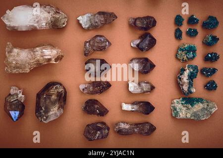 Oben, Aura und Edelsteine mit Kristallen im Studio für ganzheitliche Heilung, Ästhetik und Reiki-Energie. Amethyst, Steinmineralien und Chakra mit Juwelen Stockfoto