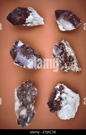 Oben, Energie und Edelsteine mit Kristallen im Studio für ganzheitliche Heilung, Ästhetik und Reiki spirituell. Amethyst, Steinmineralien und Chakra mit Stockfoto