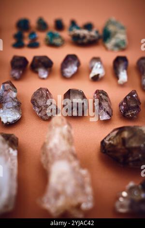 Aura, Spiritualität und Edelsteine mit Kristallen im Studio für ganzheitliche Heilung, Ästhetik und Reiki-Energie. Amethyst, Steinmineralien und Chakra mit Juwelen Stockfoto