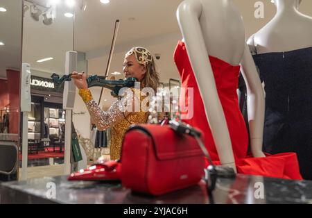 New York, NY, USA, 13. November 2024: Atmosphäre während der Feiertage im Bloomingdale's in New York am 13. November 2024. Quelle: Lev Radin/Alamy Live News Stockfoto