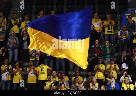 Oldenburg, 20. November 2019: Anhänger von EWE Baskets Oldenburg in der Kleinen EWE Arena während eines Eurocup Basketballspiels. Stockfoto