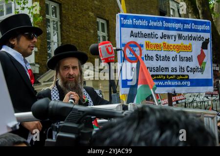 London, Großbritannien. Juni 2018. Ein ultraorthodoxer antizionistischer Jude aus Neturei Karta ruft bei der Kundgebung vor der Saudi-arabischen Botschaft zur Unterstützung des unterdrückten Volkes Palästinas und anderer Länder auf der ganzen Welt zur Freiheit Palästinas auf. Die vom Justizausschuss für Palästina organisierte Veranstaltung wird von der Islamischen Menschenrechtskommission und einer Vielzahl pro-palästinensischer Organisationen unterstützt und wurde von der Zionistischen Föderation und einigen rechten Hooligans abgelehnt, die von einer großen Polizeipräsenz in der Region daran gehindert wurden, die friedliche Veranstaltung anzugreifen. Gefeiert in vielen Ländern, die da Stockfoto