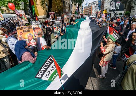 London, Großbritannien. Juni 2018. Die längste palästinensische Flage, die jemals 70 bei der Kundgebung vor der Saudi-arabischen Botschaft zur Unterstützung des unterdrückten Volkes Palästinas und anderer Länder auf der ganzen Welt erzielt wurde. Die vom Justizausschuss für Palästina organisierte Veranstaltung wird von der Islamischen Menschenrechtskommission und einer Vielzahl pro-palästinensischer Organisationen unterstützt und wurde von der Zionistischen Föderation und einigen rechten Hooligans abgelehnt, die von einer großen Polizeipräsenz in der Region daran gehindert wurden, die friedliche Veranstaltung anzugreifen. In vielen Ländern wurde der Tag gefeiert, der von der Islamischen Republik gegründet wurde Stockfoto