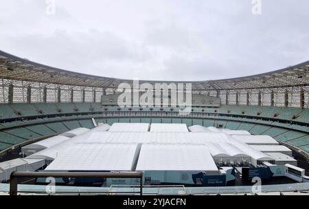 Baku, Aserbaidschan. November 2024. Klimaaktivisten verschiedener Organisationen auf der ganzen Welt präsentieren während einer Protestaktion auf dem UN-Klimagipfel COP29 auf einer Tribüne im Olympiastadion „Pay up“-Schriften. Sie fordern die Industrieländer als Hauptverursacher der Klimakrise auf, Billionen Dollar für Klimaschutz, Anpassung und Klimaschutz zu zahlen. Quelle: Larissa Schwedes/dpa/Alamy Live News Stockfoto