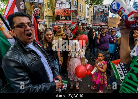 London, Großbritannien. Juni 2018. Eine große Menschenmenge drängte sich auf die Straße vor der Saudi-arabischen Botschaft, um eine Kundgebung zur Unterstützung des unterdrückten Volkes Palästinas und anderer Länder auf der ganzen Welt zu veranstalten. Die vom Justizausschuss für Palästina organisierte Veranstaltung wird von der Islamischen Menschenrechtskommission und einer Vielzahl pro-palästinensischer Organisationen unterstützt und wurde von der Zionistischen Föderation und einigen rechten Hooligans abgelehnt, die von einer großen Polizeipräsenz in der Region daran gehindert wurden, die friedliche Veranstaltung anzugreifen. In vielen Ländern wurde der Tag gefeiert, der von der Islamischen Republik gegründet wurde Stockfoto