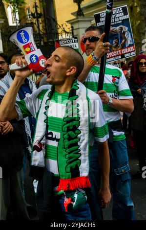 London, Großbritannien. Juni 2018. In der großen Menge, die vor der Saudi-arabischen Botschaft auf die Straße gedrängt wird, führt ein Mann einige Chöre für ein freies Palästina an, um eine Kundgebung zur Unterstützung des unterdrückten Volkes Palästinas und anderer Länder auf der ganzen Welt zu veranstalten. Die vom Justizausschuss für Palästina organisierte Veranstaltung wird von der Islamischen Menschenrechtskommission und einer Vielzahl pro-palästinensischer Organisationen unterstützt und wurde von der Zionistischen Föderation und einigen rechten Hooligans abgelehnt, die von einer großen Polizeipräsenz in der Region daran gehindert wurden, die friedliche Veranstaltung anzugreifen. In vielen Ländern gefeiert Stockfoto