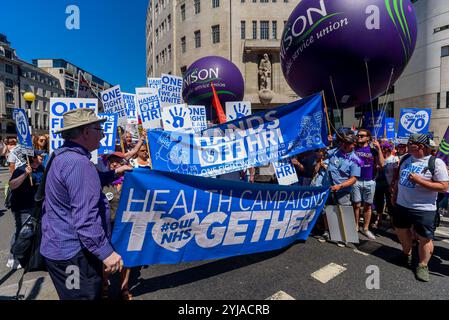 London, Großbritannien. 30. Juni 2018. Gesundheitsaktivisten halten Banner, Plakate und riesige Ballons vor der BBC, bevor Tausende durch London zu einer Kundgebung in der Nähe der Downing Street marschieren, um 70 Jahre des NHS zu feiern, und um seine engagierten Arbeiter dabei zu unterstützen, ein öffentliches NHS zu fordern, das für alle kostenlos ist, mit angemessener Finanzierung und angemessener Personalausstattung und der Bereitstellung von erstklassigen Dienstleistungen für jede Gemeinde. Der Protest, organisiert von der Volksversammlung, Gesundheitskampagnen zusammen, Gewerkschaftskongress, Unison, Unite, GMBH, British Medical Association, Royal College of Nursing, Royal College of Midw Stockfoto