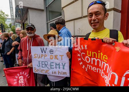 London, Großbritannien. August 2018. Mehrere hundert Menschen aus allen Teilen der Arbeiterbewegung kommen, um Solidarität zu zeigen und die sozialistische Buchhandlung Bookmarks zu unterstützen, eine Woche nachdem eine Gruppe von Nazi-Verbrechern von "Make Britain Great Again" in das Geschäft im Zentrum von London einmarschiert und rassistische Parolen geschrien und Buchauslagen zerstört hatte. Die Unterstützer trafen sich auf dem Bürgersteig vor dem Buchladen und gingen dann zu einer nahegelegenen Kirche, in der ein großer Keller für einen Nachmittag mit Reden, Buchlesungen und Poesie gebucht war, die radikalen Buchverkauf zelebrierten. Der Raum war überfüllt, mit vielen der anwesenden Personen Stockfoto