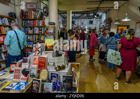 London, Großbritannien. August 2018. Lesezeichen sozialistischer Buchladen, in dem mehrere hundert Menschen aus allen Teilen der Arbeiterbewegung kamen, um Solidarität und Unterstützung zu zeigen, eine Woche nachdem eine Gruppe von Nazi-Verbrechern von "Make Britain Great Again" in das Geschäft im Zentrum von London einmarschierte, rassistische Parolen schrie und Buchauslagen zerstörte. Die Unterstützer trafen sich auf dem Bürgersteig vor dem Buchladen und gingen dann zu einer nahegelegenen Kirche, in der ein großer Keller für einen Nachmittag mit Reden, Buchlesungen und Poesie gebucht war, die radikalen Buchverkauf zelebrierten. Der Raum war überfüllt, mit vielen anwesenden Stockfoto