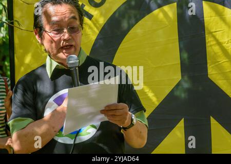 London, Großbritannien. August 2018. Ein Japaner liest auf Englisch die Erklärung aus der Friedenszeremonie von heute morgen in Hiroshima bei der Londoner CND-Zeremonie zum Gedenken an die Opfer, Vergangenheit und Gegenwart am 73. Jahrestag des Abwurfs der Atombombe auf Hiroshima, und erinnert auch an die Toten und Lebenden mit den Auswirkungen der Strahlung der zweiten Atombombe, die drei Tage später auf Nagasaki abgefeuert wurde. Die Reden beinhalteten eine Lektüre der Erklärung auf Englisch, die früher am Tag bei der Gedenkfeier in Hiroshima abgegeben wurde, und einen Appell von Rebecca Johnson, einer der Gründer von ICAN, der den 2017 verliehen hatte Stockfoto