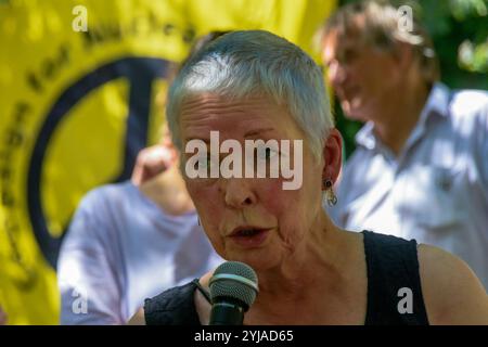 London, Großbritannien. August 2018. Ein Aktivist aus Schottland fordert die Menschen auf, bei der Londoner CND-Zeremonie zum Gedenken an die Opfer der Vergangenheit und Gegenwart am 73. Jahrestag des Abwurfs der Atombombe auf Hiroshima zu protestieren, und erinnert auch an diejenigen, die getötet wurden und mit den Auswirkungen der Strahlung der zweiten Atombombe leben, die drei Tage später auf Nagasaki abgefeuert wurde. Die Reden beinhalteten eine Lektüre der Erklärung auf Englisch, die früher am Tag bei der Gedenkfeier in Hiroshima abgegeben wurde, und einen Appell von Rebecca Johnson, einer der Gründer von ICAN, verlieh den Friedensnobelpreis 2017 für ihre Arbeit Stockfoto