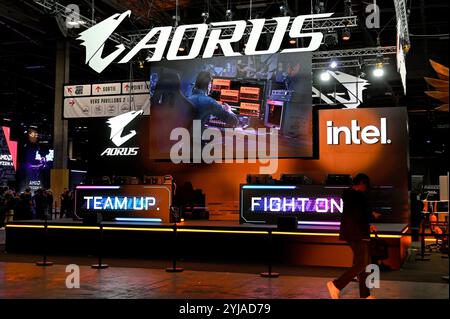 Paris, Frankreich. Oktober 2024. Die Marke für Motherboards für Gamer-PCs, „AORUS“, stellt ihre Hardware auf der Videospielmesse „Paris Games Week“ am 22. Oktober 2024 in Paris, Frankreich, vor. (Foto: Daniel Pier/NurPhoto) Credit: NurPhoto SRL/Alamy Live News Stockfoto