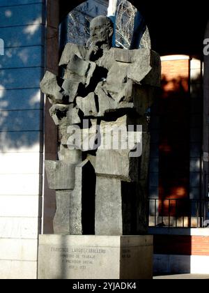 ESCULTURA DE FRANCISCO LARGO CABALLERO MINISTRO DE TRABAJO Y PREVISION SOCIAL 1931-1933. Autor: JOSE NOJA (1938-). Lage: AUSSEN. MADRID. SPANIEN. FRANCISCO LARGO CABALLERO (1869-1946). Stockfoto