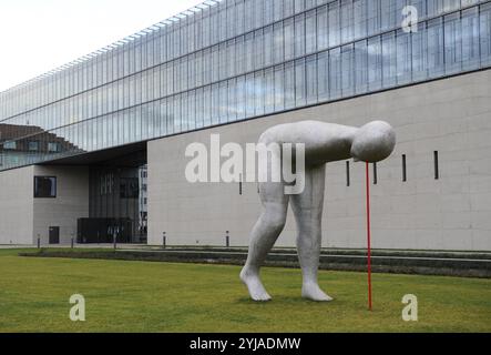 Present Continuous, 2011 von Bildhauer Henk Vish (b 1950). Das Staatliche Museum A gyptischer Kunst (Staatliche Museum Ägyptischer Kunst). Kunstareal (Kunst). München. Deutschland. Stockfoto