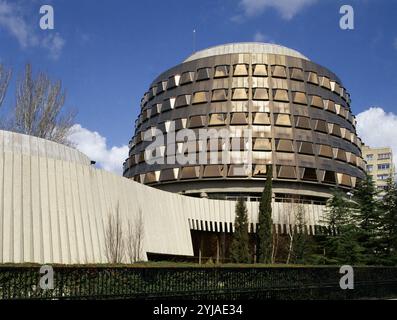 AUSSENBEREICH DES TRIBUNAL CONSTITUCIONAL. AUTOR: ANTONIO BONET CASTELLANA (1913-1989). Ort: TRIBUNAL CONSTITUCIONAL. MADRID. SPANIEN. Stockfoto