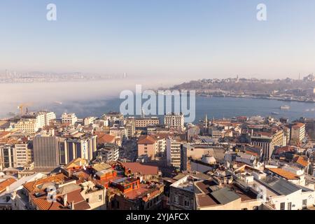 Aus der Vogelperspektive auf Istanbul vom Galatenturm, Istanbul Panorama von oben mit Nebel über dem Bosporus, Istanbul, Türkei Stockfoto