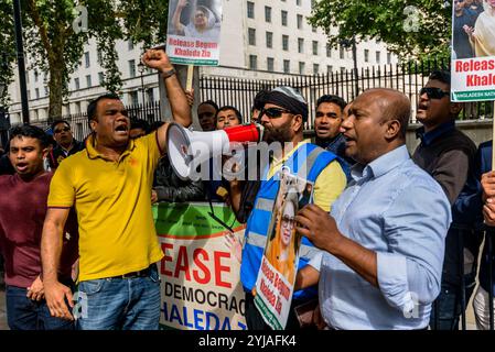 London, Großbritannien. August 2018. Ein Protest gegenüber der Downing St durch die Bangladeshi Nationalist Party UK forderte die Freilassung ihres Parteiführers Begum Khaleda Zia, der im Februar für fünf Jahre wegen Veruntreuung internationaler Gelder, die dem Zia Orphanage Trust gespendet wurden, inhaftiert war. Die Anklage wurde erstmals vor etwa zehn Jahren erhoben, und die Behauptung der BNP ist politisch motiviert. Ihr älterer Sohn Tarique Rahman wurde zu 10 Jahren Haft verurteilt, ist aber immer noch in London. Khaleda Zia war die First Lady von Bangladesch während der Präsidentschaft ihres Mannes Ziaur Rahman, der die Bangladesch Nationalist Party (BNP) in t gründete Stockfoto