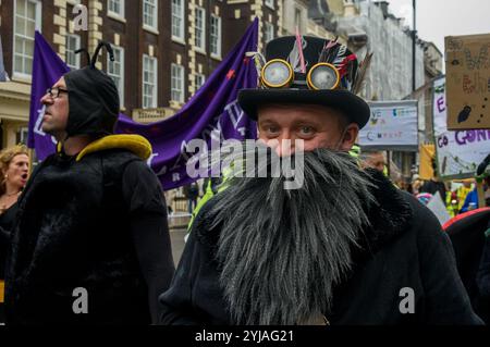 London, Großbritannien. 22. September 2018. Mehrere Tausend marschieren durch London auf dem Peoples Walk for Wildlife, der vom Naturforscher und Fernsehsender Chris Packham gegründet wurde, um das von ihm mit 17 unabhängigen Experten und Wissenschaftlern erstellte People's Manifesto for Wildlife zu unterstützen, das dem drastischen Rückgang der britischen Tierwelt Einhalt Gebieten soll. Die sogar wurde von vielen NGOs, Schulen und Umweltaktivisten unterstützt. Stockfoto