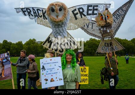 London, Großbritannien. 22. September 2018. Die Grüne Göttin posiert vor den Aktivisten gegen Fracking aus Misson in Nottinghamshire und ihren beiden Rieseneulen bei der Kundgebung. Mehrere Tausend kamen zu einer Kundgebung im Hyde Park, bevor der marsch durch London auf dem Peoples Walk for Wildlife vom Naturforscher und Sender Chris Packham das von ihm mit Hilfe von 17 unabhängigen Experten und Wissenschaftlern erstellte People's Manifesto for Wildlife unterstützte, um den drastischen Rückgang der britischen Tierwelt zu stoppen. Die sogar wurde von vielen NGOs, Schulen und Umweltaktivisten unterstützt. Stockfoto