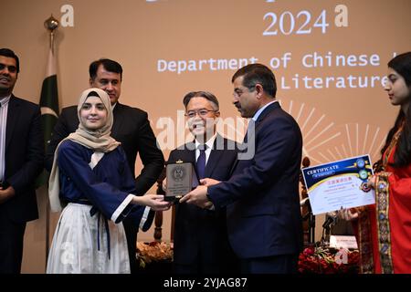 (241114) -- ISLAMABAD, 14. November 2024 (Xinhua) -- Chinesischer Botschafter in Pakistan Jiang Zaidong (3. R) gibt einem Preisträger einen Schild nach einem chinesischen Sprachwettbewerb am 13. November 2024 in Islamabad, der Hauptstadt Pakistans. Am Mittwoch fand hier ein chinesischer Sprachwettbewerb für pakistanische Studenten statt, bei dem jeweils zwei Studenten den ersten Preis erhielten. 21 Studenten der Abteilung für Chinesische Sprache und Literatur der Nationalen Universität für Moderne Sprachen Islamabad (NUML) und des Konfuzius-Instituts Islamabad konkurrierten im Sprachwettbewerb, gefolgt von Stockfoto