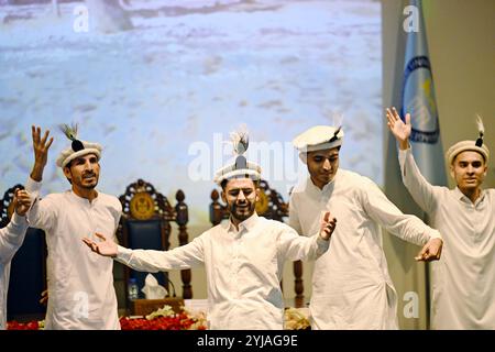 (241114) -- ISLAMABAD, 14. November 2024 (Xinhua) -- Studenten treten während eines chinesischen Sprachwettbewerbs am 13. November 2024 in Islamabad, der Hauptstadt Pakistans, auf. Am Mittwoch fand hier ein chinesischer Sprachwettbewerb für pakistanische Studenten statt, bei dem jeweils zwei Studenten den ersten Preis erhielten. 21 Studenten der Abteilung für Chinesische Sprache und Literatur der Nationalen Universität für Moderne Sprachen Islamabad (NUML) und des Konfuzius-Instituts Islamabad konkurrierten im Speech Competition, gefolgt von einer Talentshow mit Optionen wie Bandtanz, Gesang und Group da Stockfoto