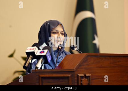 (241114) -- ISLAMABAD, 14. November 2024 (Xinhua) -- Eine Studentin hält ihre Rede in chinesischer Sprache während eines chinesischen Sprachwettbewerbs in Islamabad, der Hauptstadt Pakistans, am 13. November 2024. Am Mittwoch fand hier ein chinesischer Sprachwettbewerb für pakistanische Studenten statt, bei dem jeweils zwei Studenten den ersten Preis erhielten. 21 Studenten der Abteilung für Chinesische Sprache und Literatur der Nationalen Universität für Moderne Sprachen Islamabad (NUML) und des Konfuzius-Instituts Islamabad konkurrierten im Sprachwettbewerb, gefolgt von einer Talentshow mit Optionen aus Ribbo Stockfoto