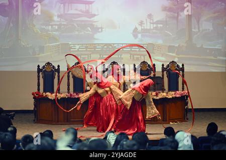 (241114) -- ISLAMABAD, 14. November 2024 (Xinhua) -- Studenten treten während eines chinesischen Sprachwettbewerbs am 13. November 2024 in Islamabad, der Hauptstadt Pakistans, auf. Am Mittwoch fand hier ein chinesischer Sprachwettbewerb für pakistanische Studenten statt, bei dem jeweils zwei Studenten den ersten Preis erhielten. 21 Studenten der Abteilung für Chinesische Sprache und Literatur der Nationalen Universität für Moderne Sprachen Islamabad (NUML) und des Konfuzius-Instituts Islamabad konkurrierten im Speech Competition, gefolgt von einer Talentshow mit Optionen wie Bandtanz, Gesang und Group da Stockfoto