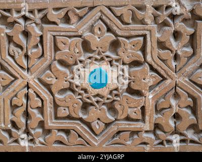 Nahaufnahme der antiken Terrakotta-Schnitzerei mit floralem und geometrischem islamischem Design auf der Außenseite des mittelalterlichen Schreins Mazar-i-Sharif, Sughd, Tadschikistan Stockfoto