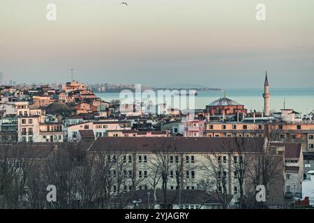Wunderschöner Sonnenuntergang über der Gegend von Fatih Istanbul, Türkei Stockfoto