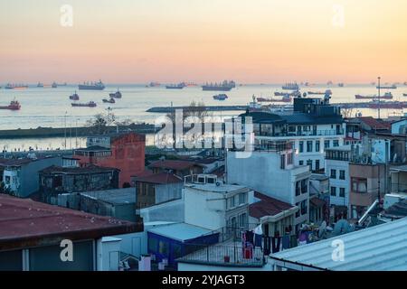 Wunderschöner Sonnenuntergang über der Gegend von Fatih Istanbul, Türkei Stockfoto