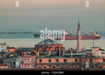 Wunderschöner Sonnenuntergang über der Gegend von Fatih Istanbul, Türkei Stockfoto