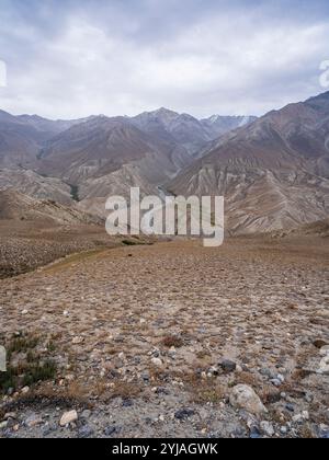 Vertikale Landschaft des Wakhan-Gebirges in Afghanistan von der Hochwüste zwischen Langar und Khargush, Gorno-Badakhshan, Tadschikistan Pamir Stockfoto