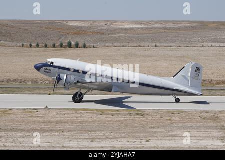 ESKISEHIR, TURKIYE - 17. SEPTEMBER 2023: M.S.O Air and Space Museum Douglas DC-3A (2204) auf der Sivrihisar SHG Airshow Stockfoto