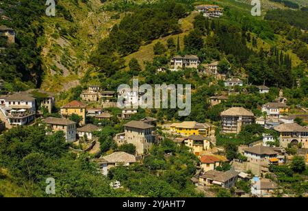 Ein malerischer Blick auf die historische Altstadt von Gjirokaster in Albanien, von der Burg aus gesehen. Gjirokaster ist berühmt für die osmanische Architektur, die zum UNESCO-Weltkulturerbe gehört Stockfoto