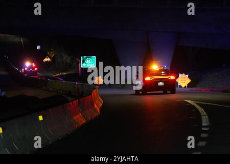 San Diego, Usa. November 2024. Am Tatort wird ein Polizistenauto gesehen. Am 13. November ereignete sich ein Vorfall auf dem Highway 52 und der Genesee Ave in San Diego. Mehrere Polizisten des San Diego Police Department (SDPD) und der California Highway Patrol (CHP) reagieren auf diesen Vorfall und schalten die Straße schnell ab. Die Polizei sagt, dass die Ermittlungen noch nicht abgeschlossen sind und dass noch keine Details zur Verfügung stehen. Quelle: SOPA Images Limited/Alamy Live News Stockfoto