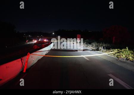 San Diego, Usa. November 2024. Die Straße am Tatort wird von der Polizei gesperrt. Am 13. November ereignete sich ein Vorfall auf dem Highway 52 und der Genesee Ave in San Diego. Mehrere Polizisten des San Diego Police Department (SDPD) und der California Highway Patrol (CHP) reagieren auf diesen Vorfall und schalten die Straße schnell ab. Die Polizei sagt, dass die Ermittlungen noch nicht abgeschlossen sind und dass noch keine Details zur Verfügung stehen. Quelle: SOPA Images Limited/Alamy Live News Stockfoto