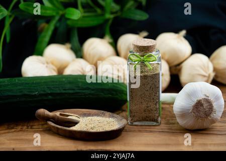 Gebratene Gyros mit hausgemachten Tzatziki und griechischen Gewürzen Stockfoto