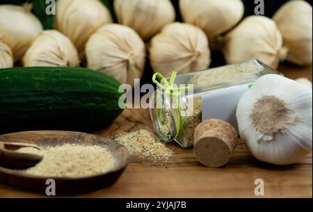 Gebratene Gyros mit hausgemachten Tzatziki und griechischen Gewürzen Stockfoto